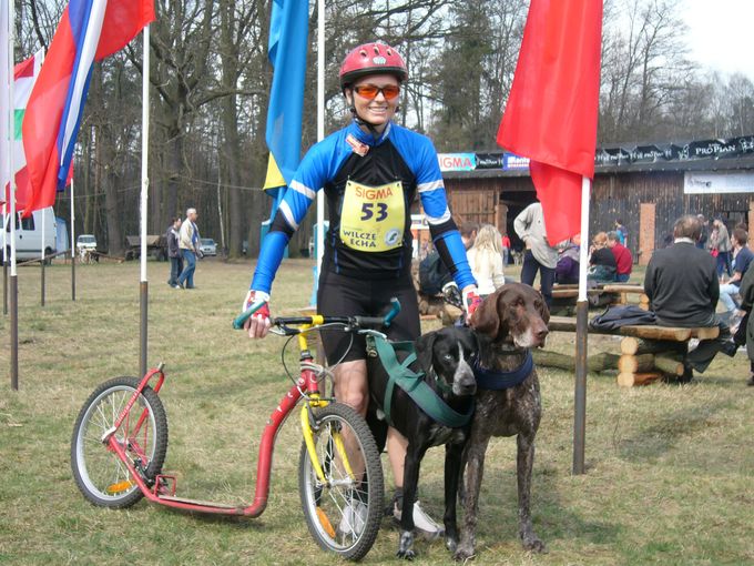 Første VM i hundekjøring barmark ble arrangert i 2002. Dette er en av de bedre syklene på markedet den gangen. Det var et enormt fremskritt når Kickbike Cross Max kom på markedet. Bildet er fra Polen i 2005, hvor Dan og Ole Brumm vant VM-gull med Lena.