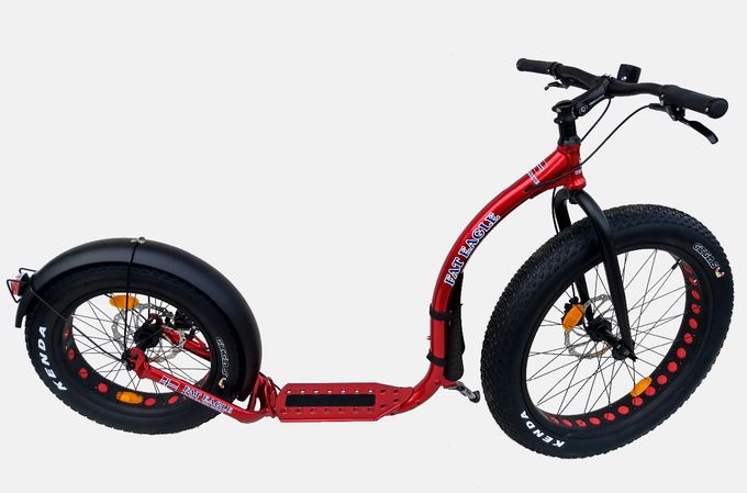 Troll-bike FAT EAGLE

Grus
Terrengløyper i fjell og skog
Med hund
På snø
På strand
Tøff trening

Ramme: Aluminium
Shimano BL-MT200 bremsehåndtak og bremsecaliper
203mm bremseskive foran og bak.
Dekk: 26 x 4″ / 20 x 4″ KENDA Gigas
Felger: 80 mm Fatbike felger
Bakkeklaring fotbrett: 8 cm (uten belastning på høyeste høyde)
Farge: Rød Metallic
Vekt: ca 13 kg, uten stang og strikk.
Justerbar styrestem.
Fotbrett: 14,5cm bredde, 29cm total lengde.
Inkludert utstyr: MudGuard foran og helskjerm bak, støtte og reflektor foran og bak.
Max vekt fører: 120kg
Sykkelen leveres 